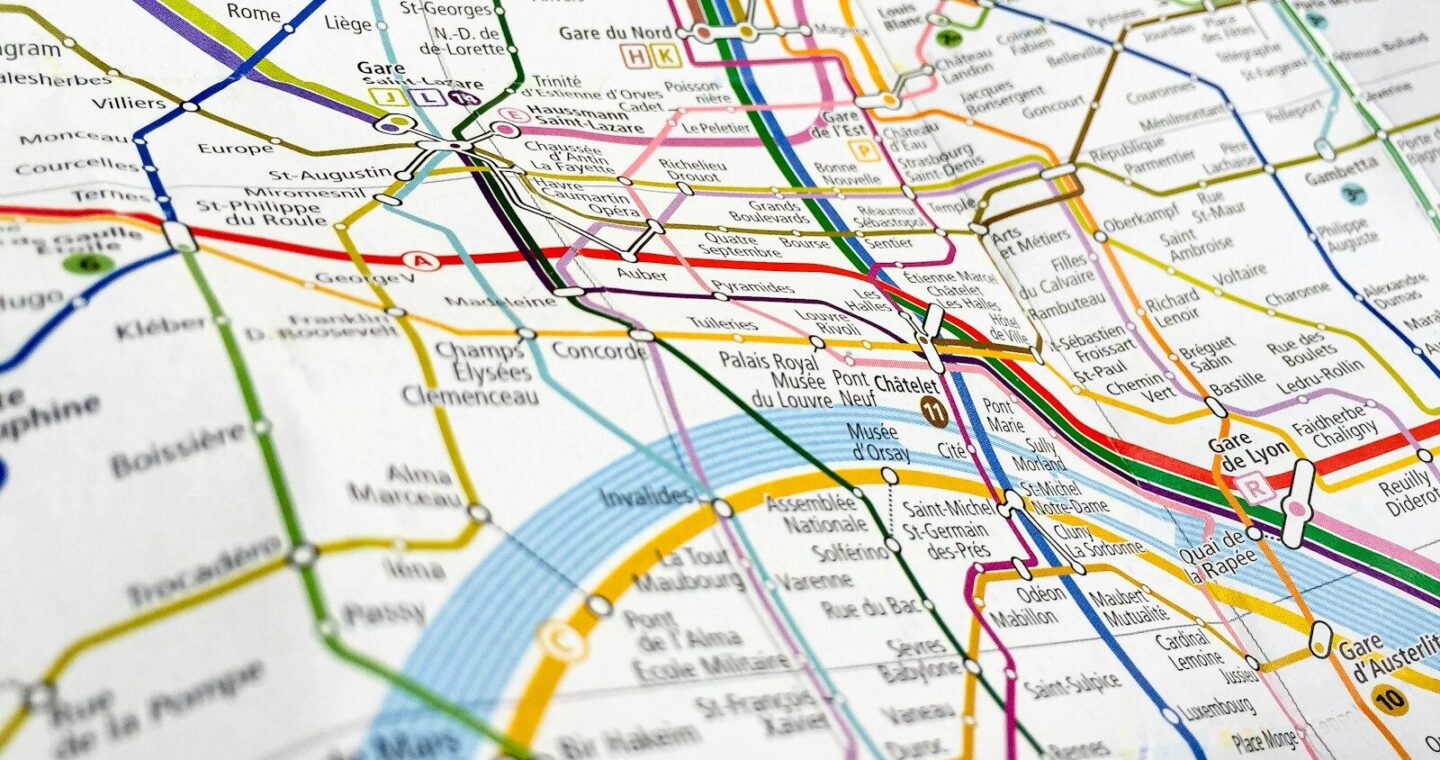 Plano de metro con líneas de colores, la idea que ordena AttributeRouting
