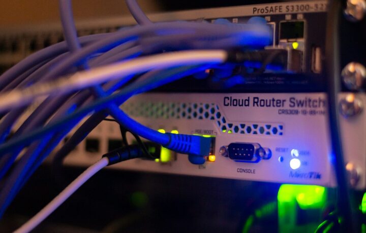 Armario de servidores con cables de red, donde se atienden las peticiones de una API REST