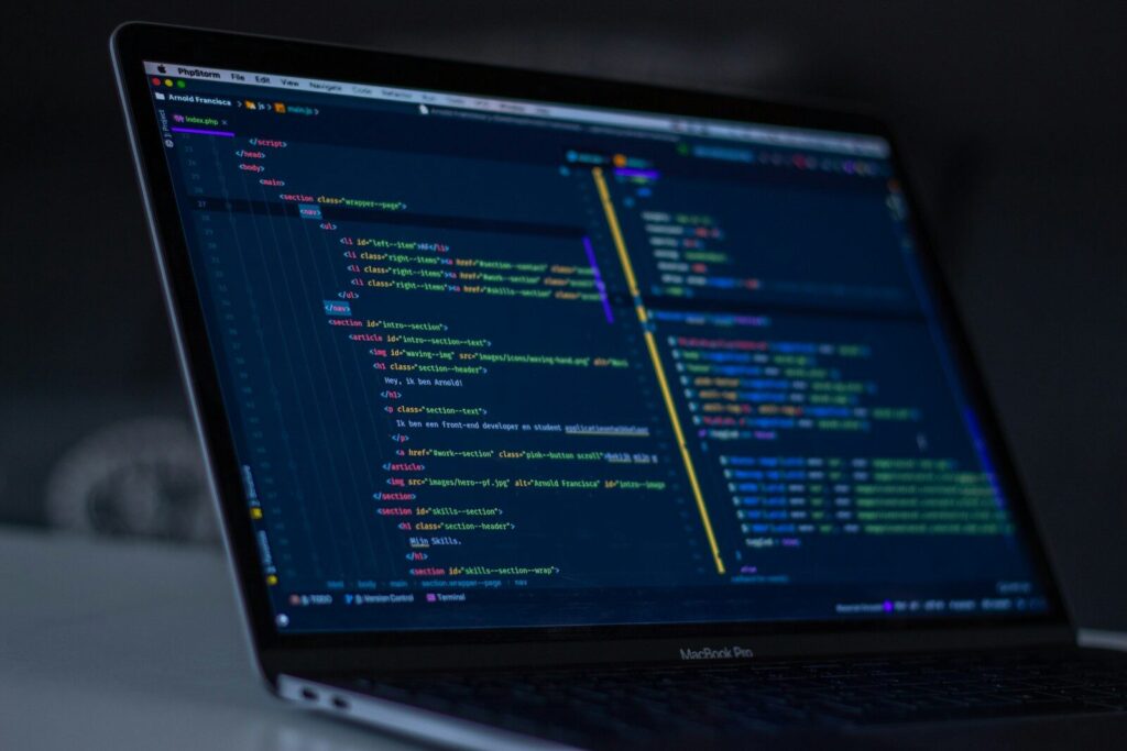 Portátil con código de programación de una API REST en pantalla