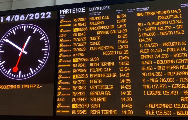 Panel de salidas de una estación de tren con reloj