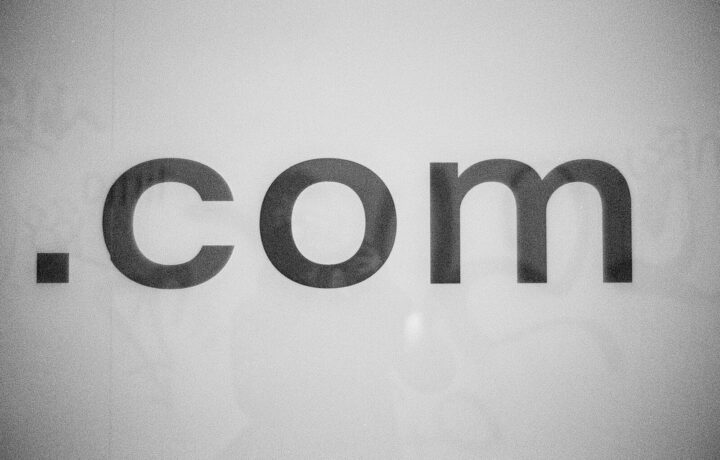 Letras de un dominio .com, la parte de una URL que identifica la web